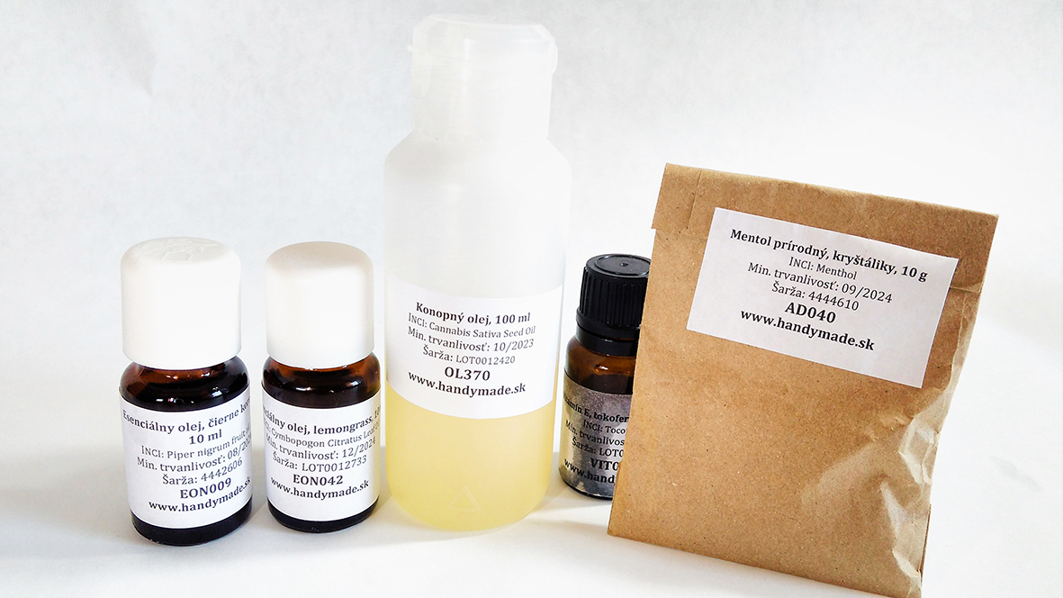Suroviny vo papierových sáčkoch a fľaštičkách na výrobu mentolového masážneho oleja.